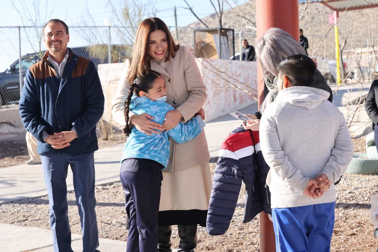 Presidenta del DIF Juárez entrega chamarras en primaria ubicada inmediaciones del Camino Real