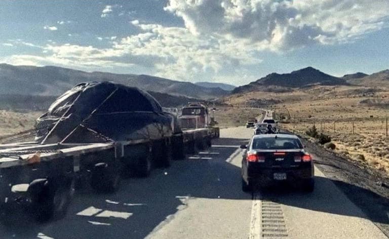 ¿Camiones transportan un OVNI derribado en Alaska? Esto se sabe del video