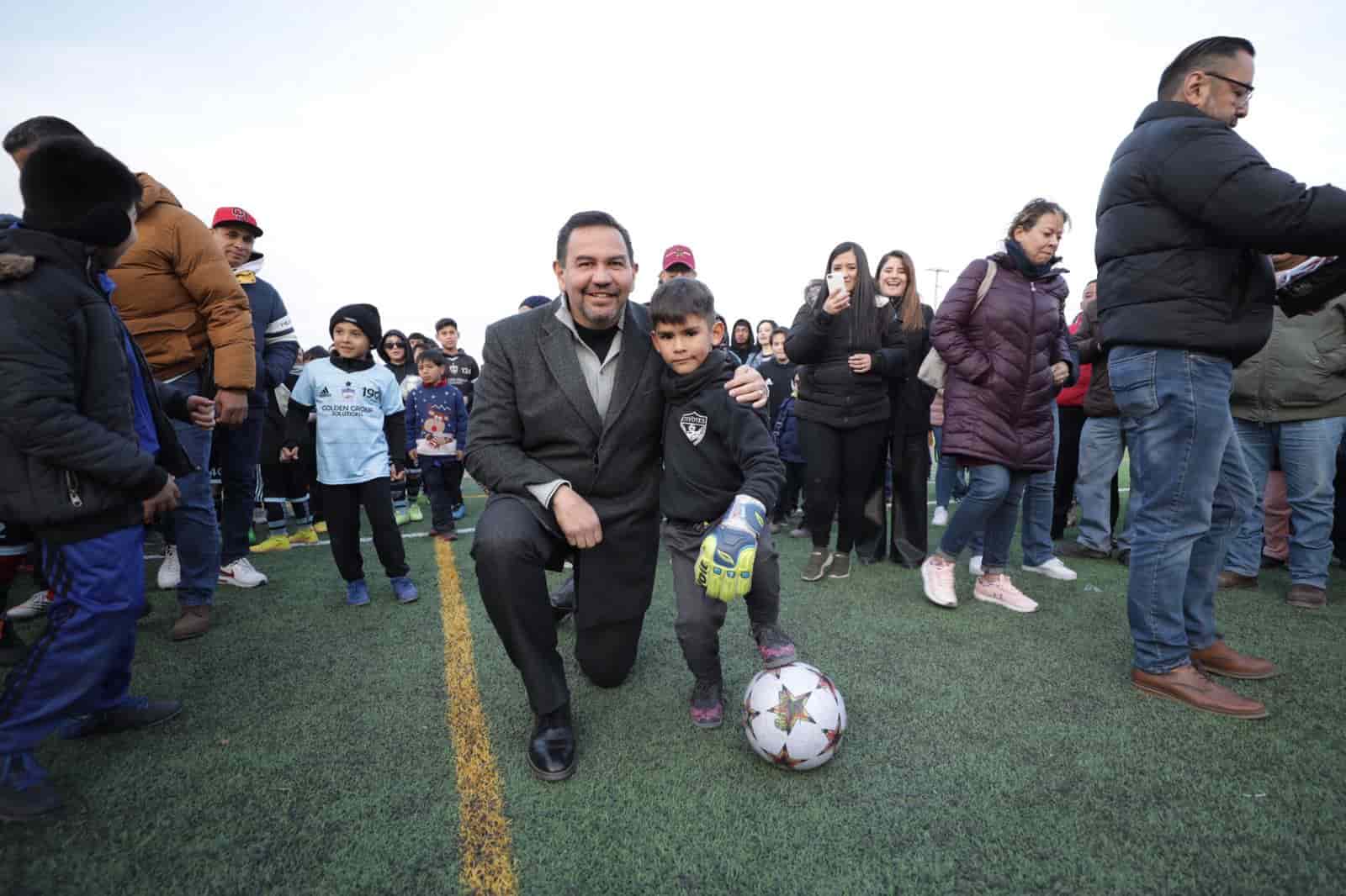Entrega Cruz Pérez Cuellar cancha de fútbol en el sur de Ciudad Juárez