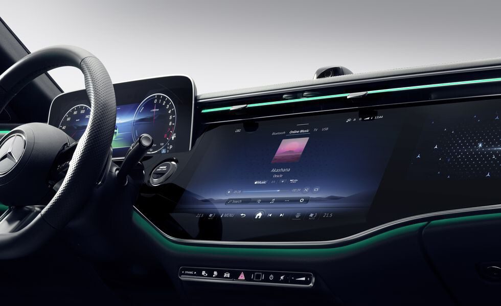 Mercedes-Benz quiere que tomemos reuniones por Zoom y veamos TikTok en su auto: así será el interior del Clase E 2024