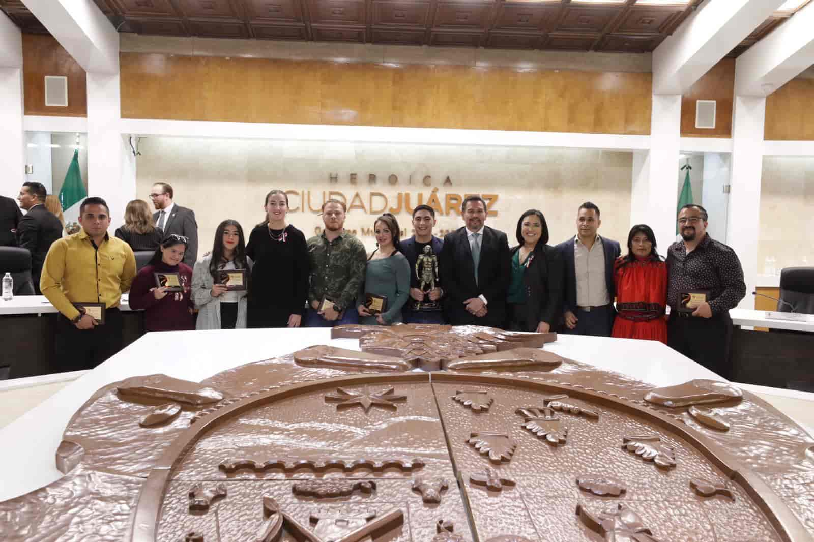 Entregan en el Ayuntamiento de Juárez, reconocimiento a galardonados del Deportista del Año 2022