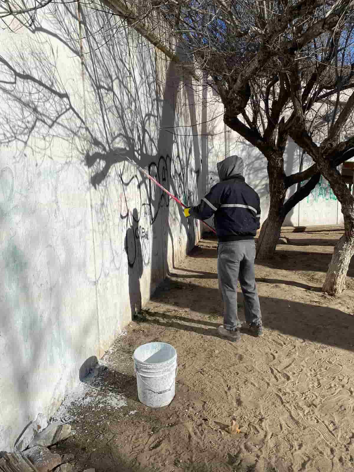 Rehabilitan en Juárez, brigada antigrafiti monumento a La Madre