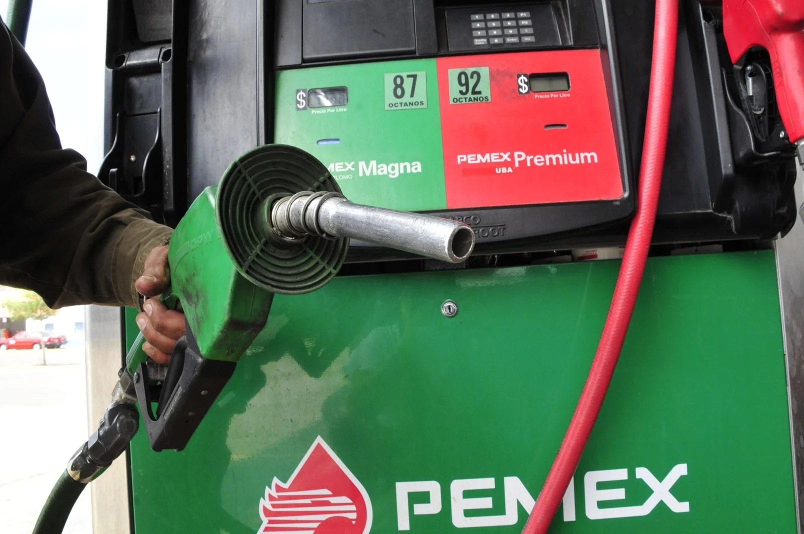 Gasolina Magna baja hasta 14.90 pesos por litro en México… ¡Tanque lleno, por favor!
