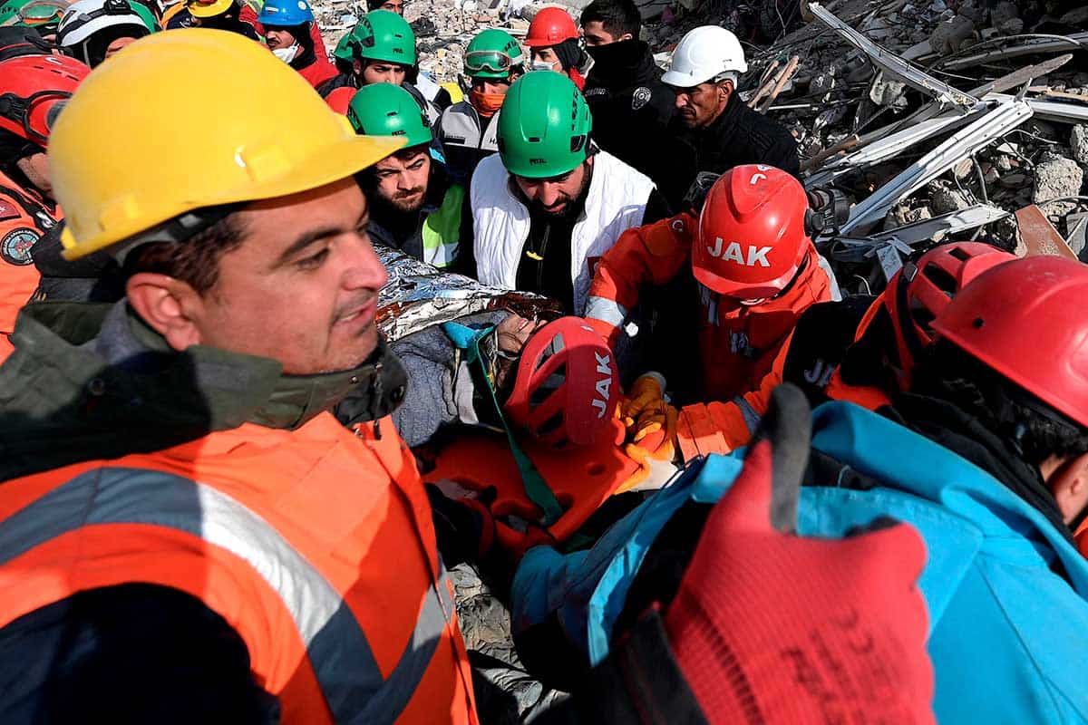 Rescatan a mujer que pasó más de 100 horas sepultada tras sismo en Turquía