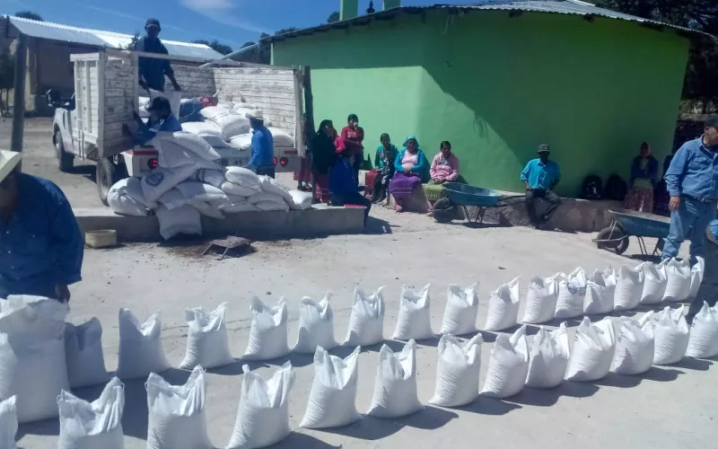 Distribuyen apoyos alimentarios a comunidades indígenas de Guazapares