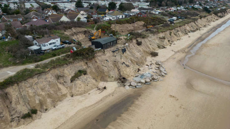 Un tramo de la costa de Norfolk se desliza y un residente traslada su bungalow, fotos