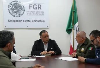 Francisco Garduño se reúne con delegado de FGR por incendio en INM de Chihuahua; Juan Carlos Loera lo acompaña