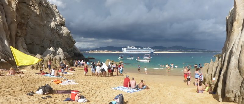 Dos hombres bajan de tráiler para bañarse en playa de Los Cabos… ¡pero SE PASARON de la raya!