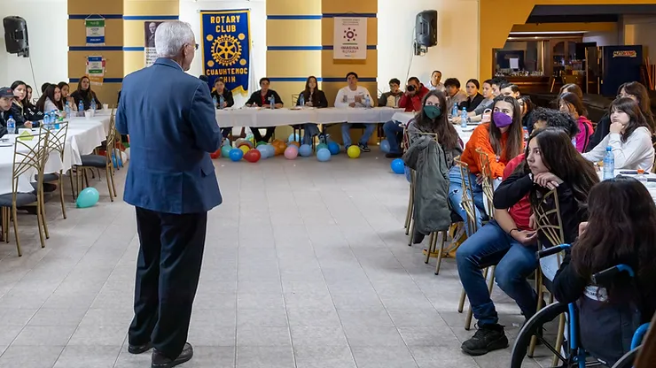 Presidente Municipal de Cuauhtémoc imparte conferencia a jóvenes durante Seminario de Club Rotario
