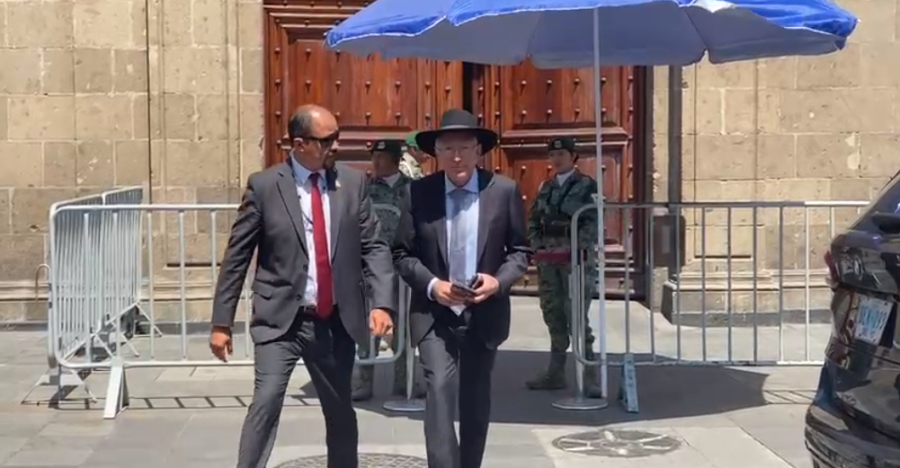 Ken Salazar se reunió con AMLO tras la denuncia del secuestro de cuatro ciudadanos de EEUU