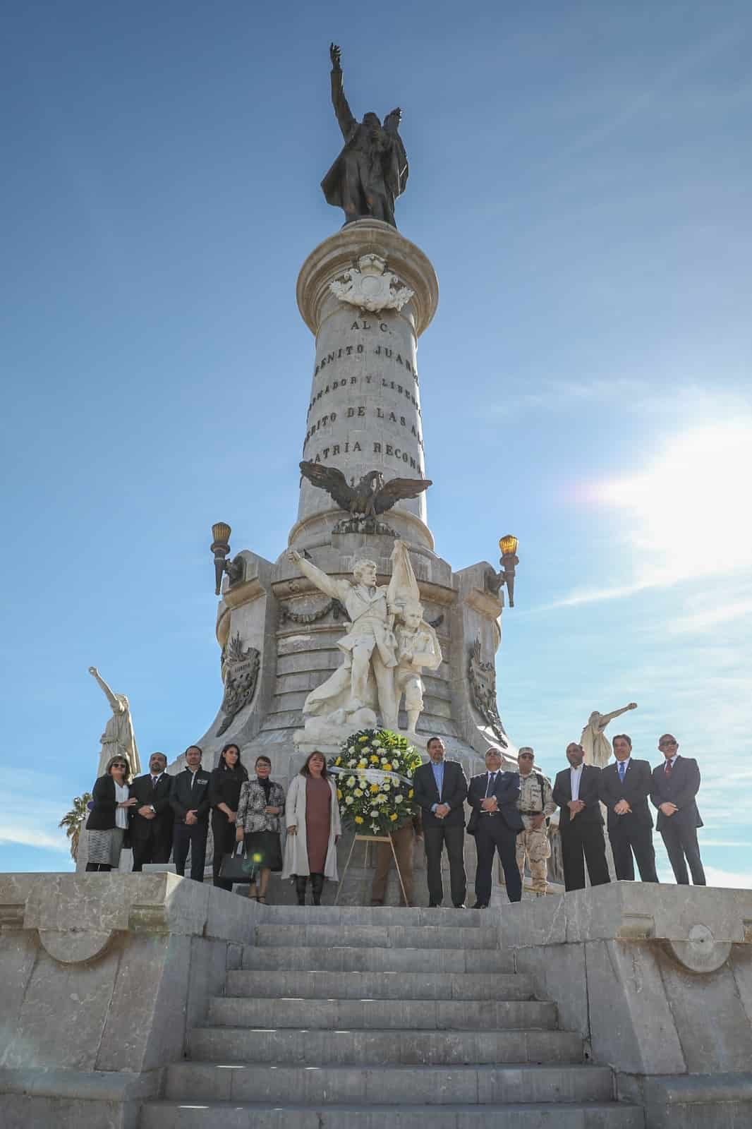 Coloca Cruz Pérez Cuellar ofrenda floral en conmemoración del 217 aniversario de Benito Pablo Juárez García