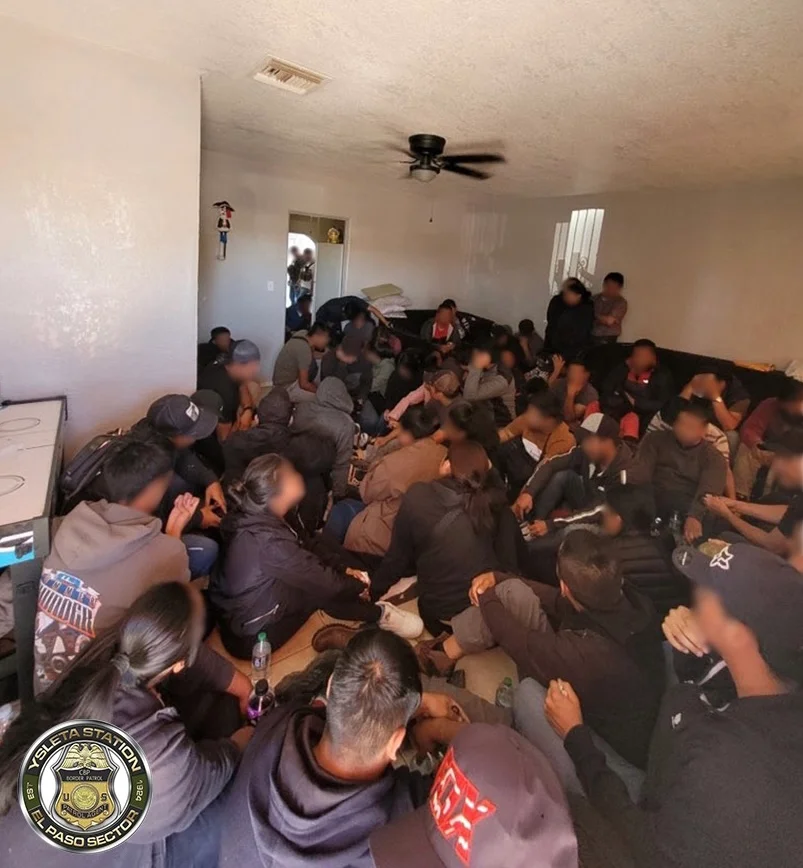 Encuentran a más de 140 migrantes en dos casas de seguridad en El Paso