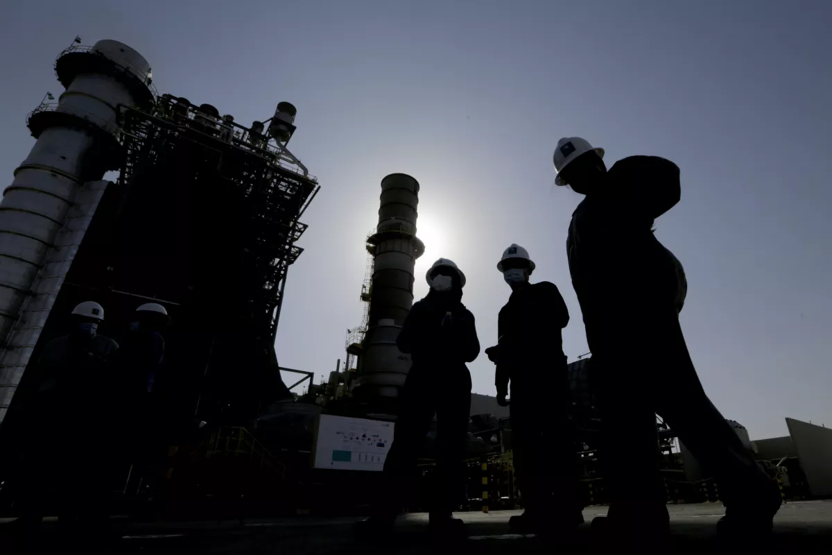 Arabia Saudí anuncia otra reducción de producción petrolera