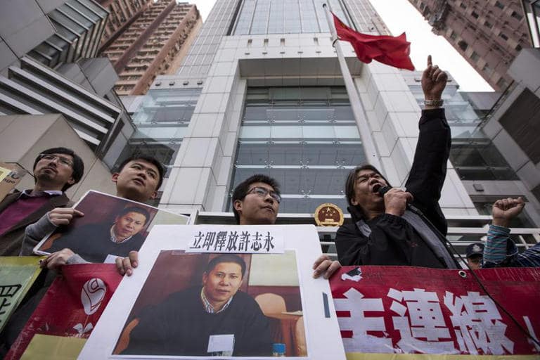 China impone largas penas de cárcel a dos abogados defensores de los derechos humanos