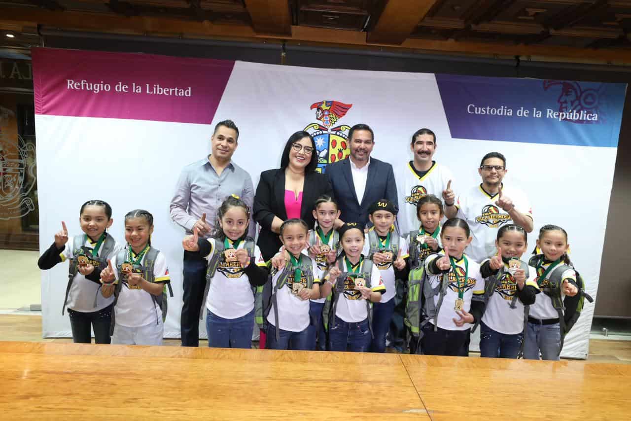 Cruz Pérez Cuellar recibe al equipo femenil de softbol de la Liga Villahermosa que logró un campeonato nacional