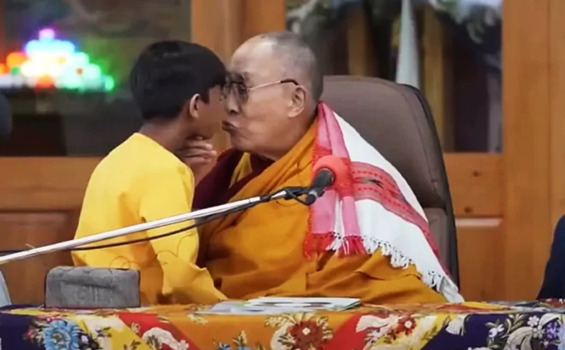 Dalai Lama se disculpa por beso a niño en la boca por ‘daño que pudiera haber causado’
