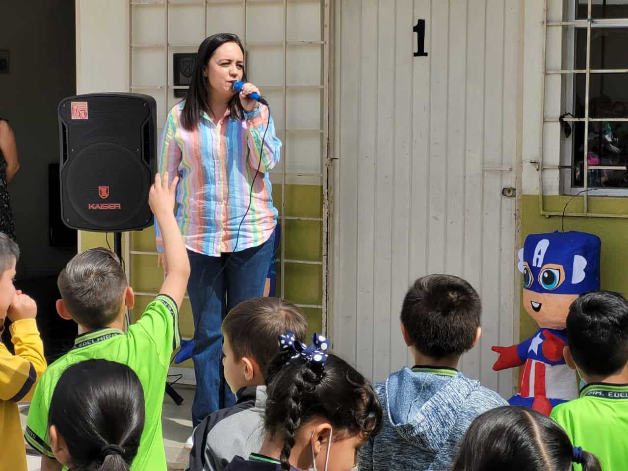 Festeja Margarita Blackaller con alumnos de la Primaria Edelmira Torres