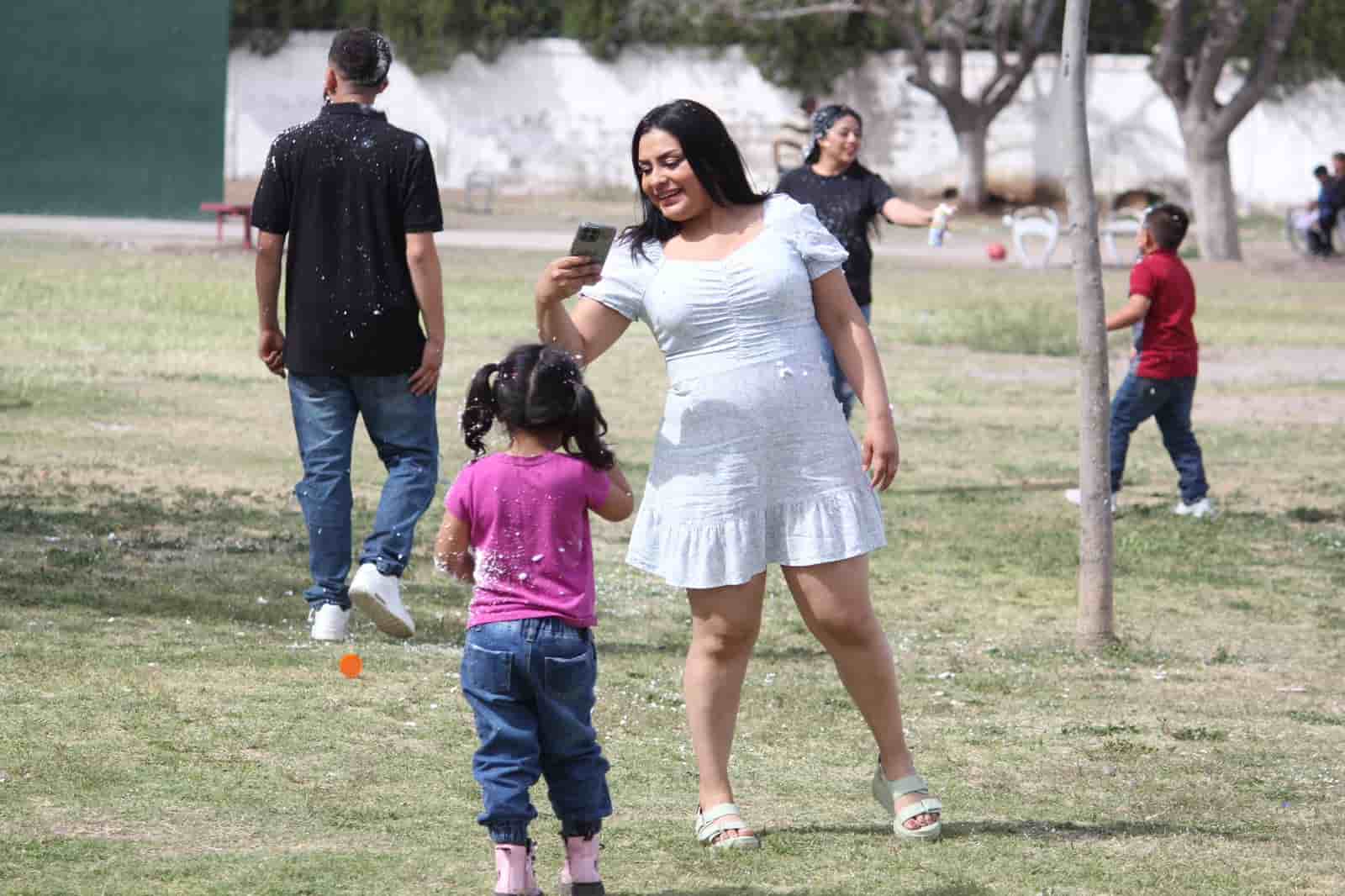 Familias de Ciudad Juárez celebran el Domingo de Pascua en El Chamizal