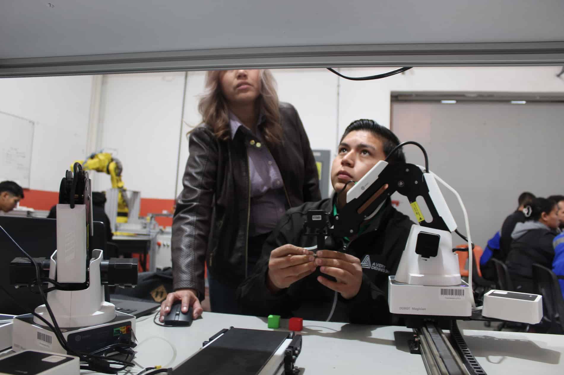 Detonan estudiantes de la Universidad Tecnológica de Ciudad Juárez equipos tecnológicos del laboratorio de Robótica
