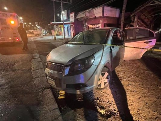 Conductor de taxi por aplicación choca y mueren sus cinco pasajeros