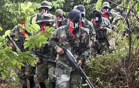 Enfrentamientos entre el ELN y narco de Colombia dejan más de mil 500 desplazados