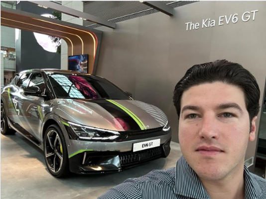 Samuel García presume auto eléctrico que fabricará KIA en México