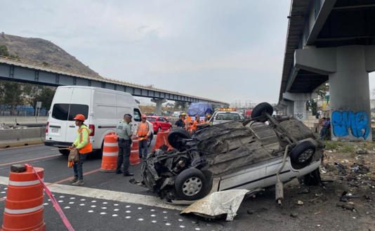 Fallece conductor al caer de puente vehicular en el Estado de México