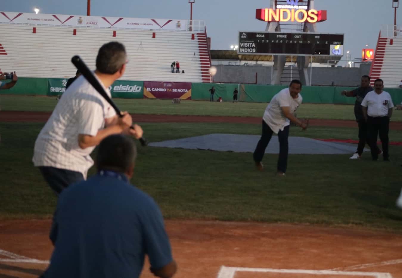 Alcalde Cruz Pérez Cuéllar lanza la primera pelota durante el juego entre Indios y Mineros