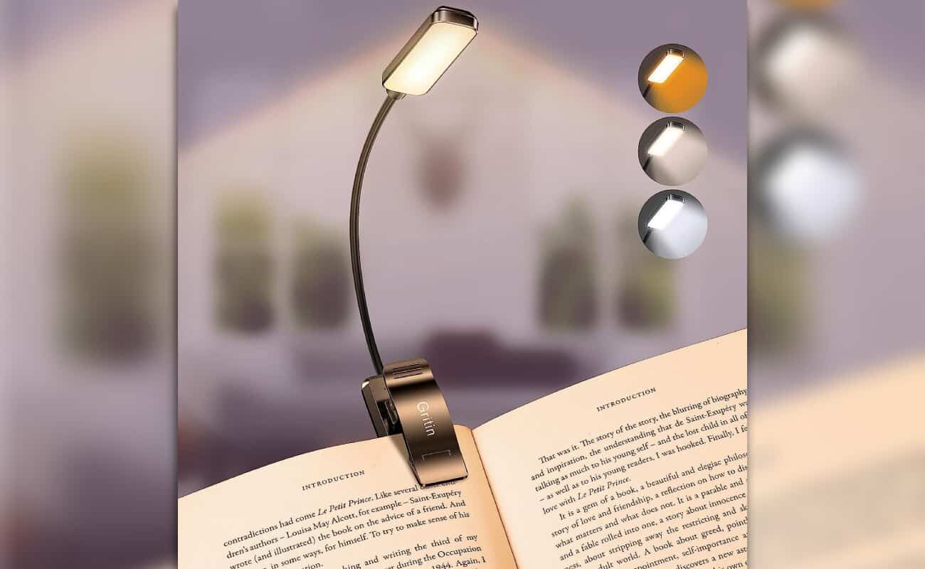 Complementa tus noches de lectura con esta lampara para libros
