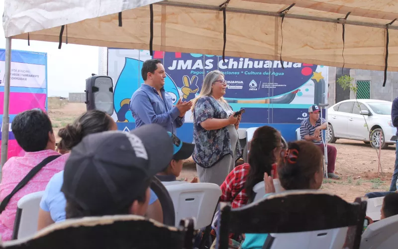 Entrega JMAS Chihuahua tinacos a decenas de familias al sur de la ciudad