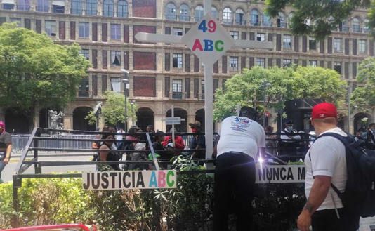 Recolocan frente a la Corte las cruces en memoria de las víctimas de la Guardería ABC