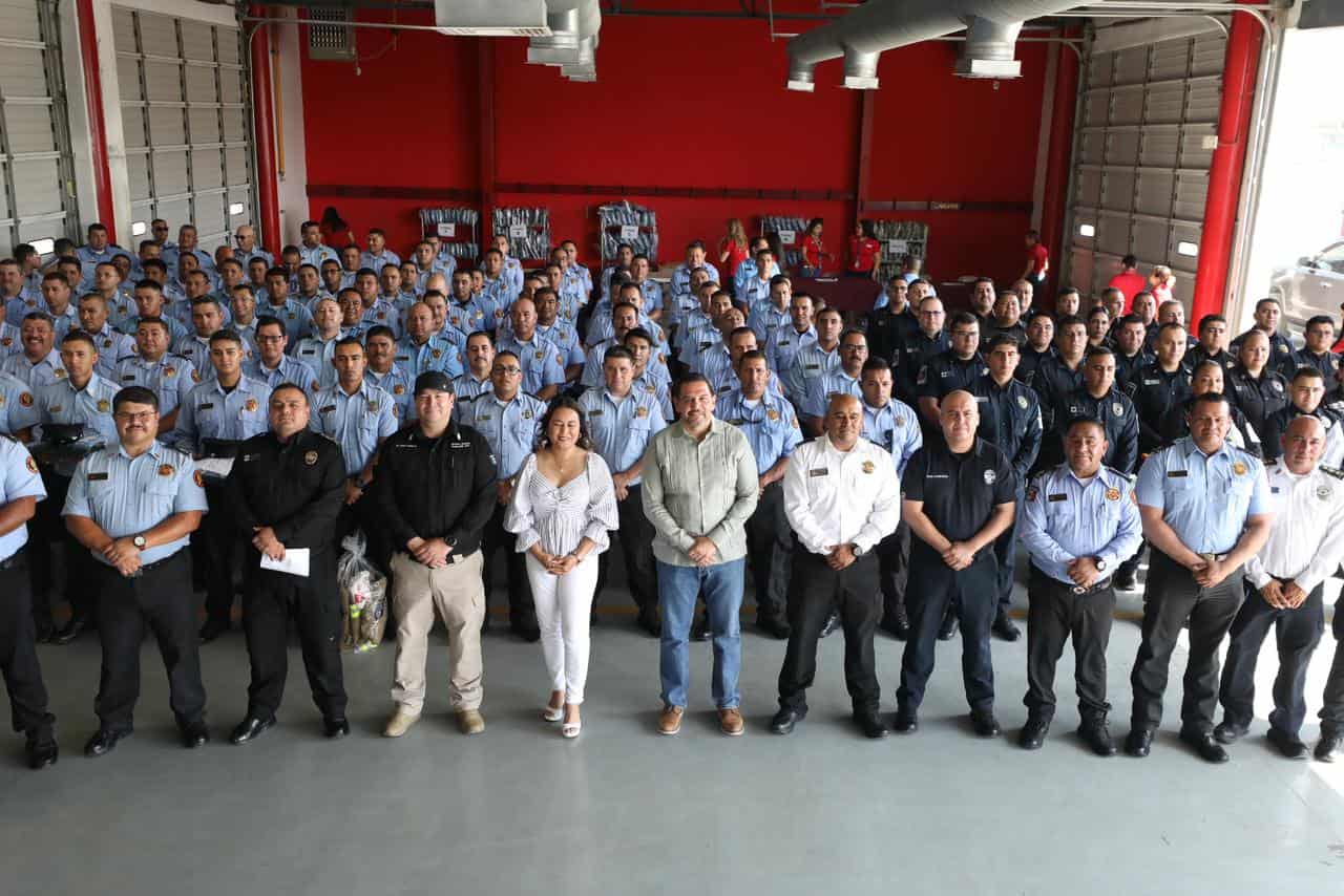 Entrega Cruz Pérez Cuellar equipo para atención de incendios y uniformes a bomberos y rescatistas