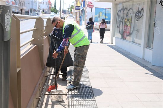 Realizan limpieza de rejillas en Centro Histórico de Chihuahua Capital