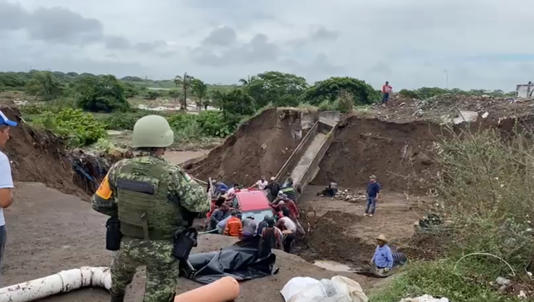 En Veracruz, lluvias torrenciales provocan socavones; caen un coche y un autobús