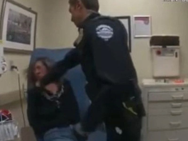 Policía da brutal puñetazo a mujer que le escupió en el brazo