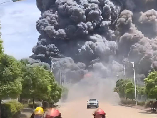 Explota fábrica de productos químicos en China; graban impactante momento del incendio