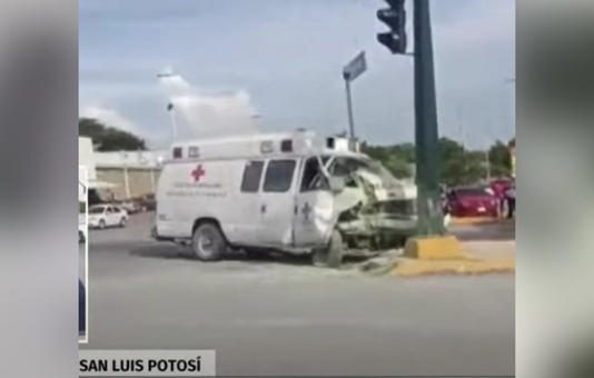 Ambulancia se estrella con auto en SLP; muere paciente y médicos resultan heridos