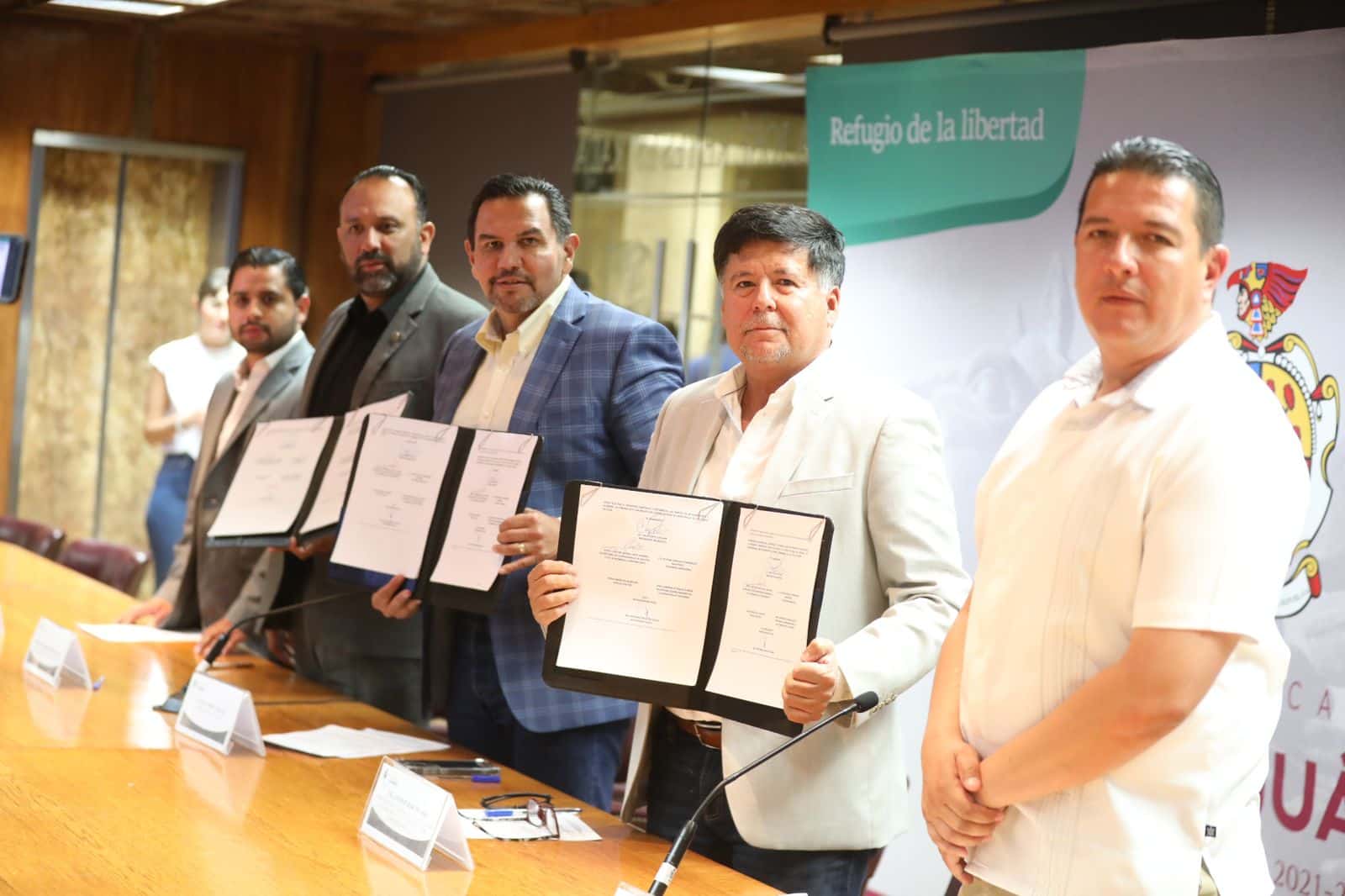 Formalizan convenio Municipio de Juárez y Grupo Cementos de Chihuahua