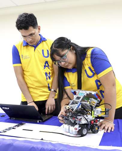 Jóvenes de Monterrey compiten en mundial con robot rescatista