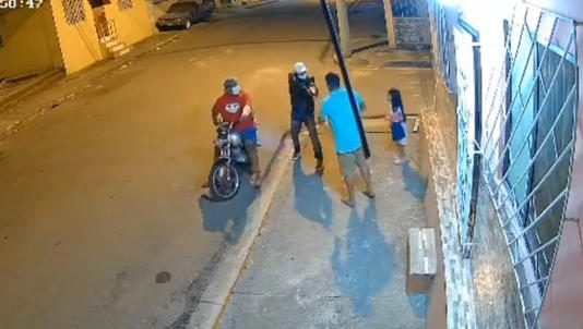 Hombres asaltan y disparan contra padre e hija en Guayaquil, Colombia