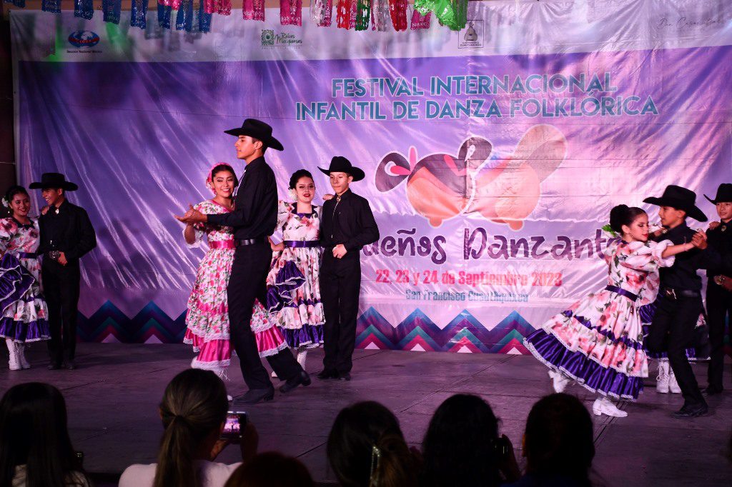Muestran estudiantes de la UT de la Tarahumara su talento en Encuentro Internacional de Danza Folklórica