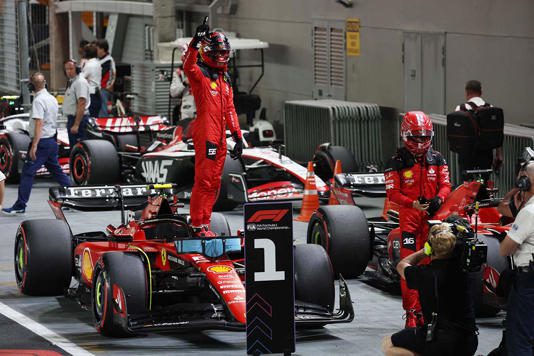 Carlos Sainz saca chispas; ‘pole’ en el GP de Singapur