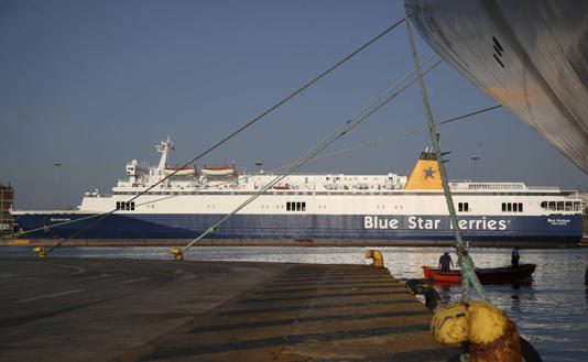 Por llegar tarde, tripulantes de un ferry avientan al mar a un pasajero y muere