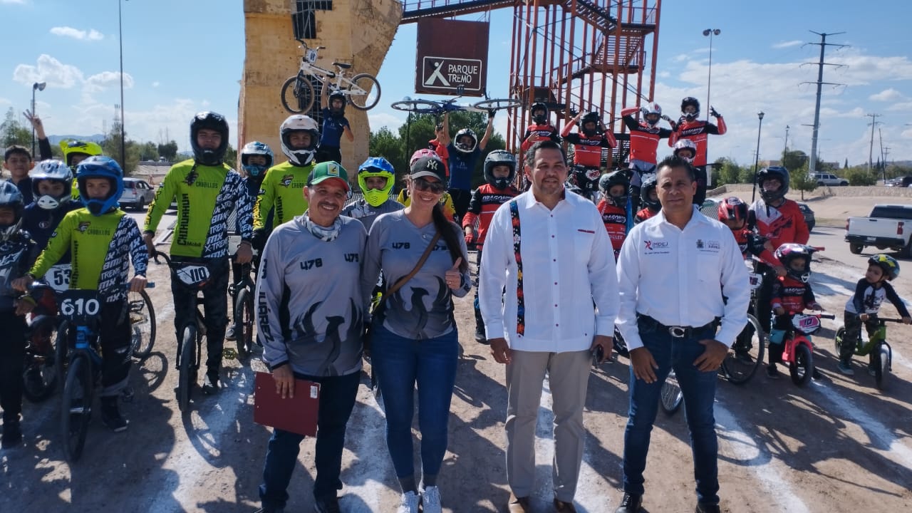 Cruz Pérez Cuéllar premia a ganadores del Torneo Municipal de Bicicross