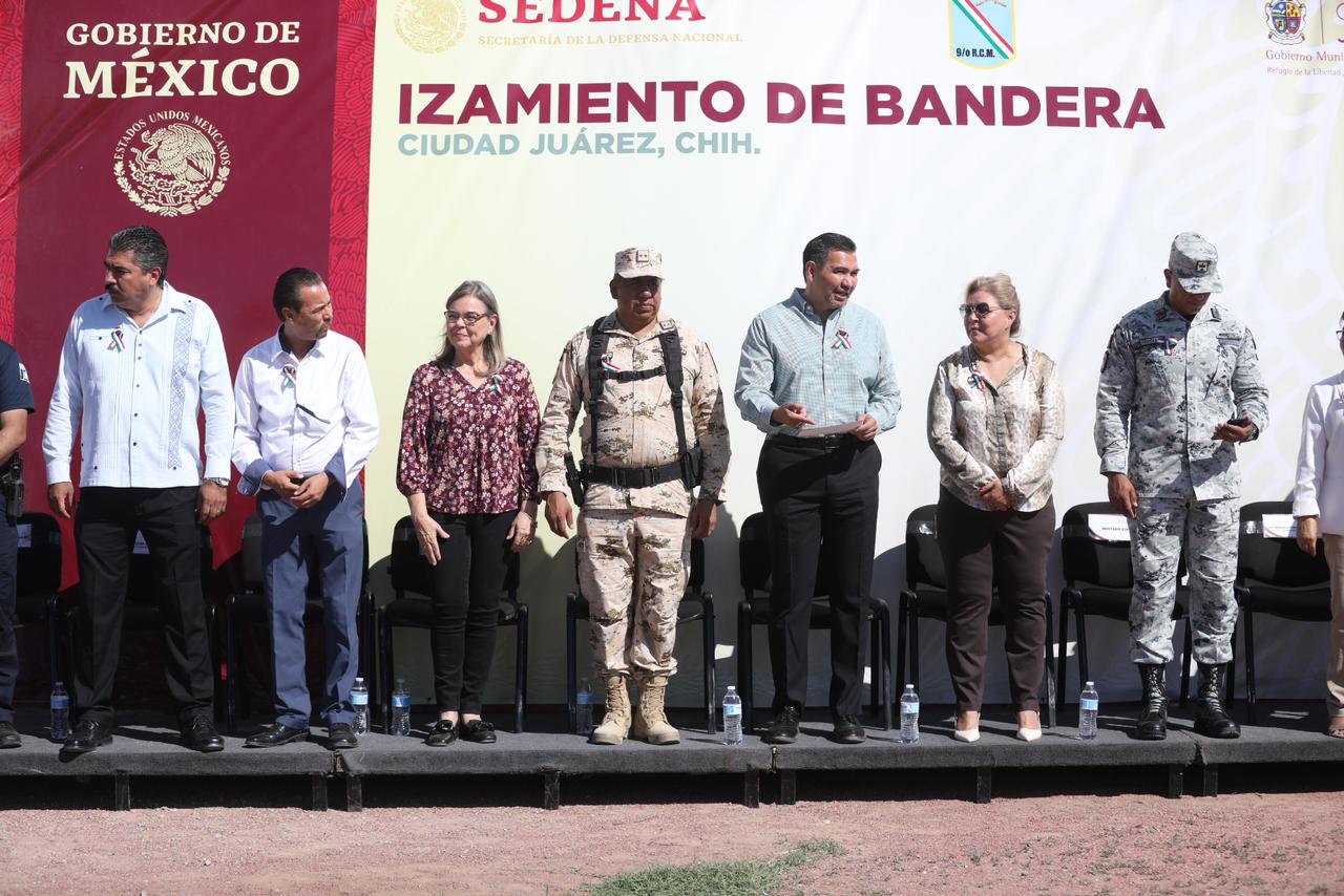 Encabeza alcalde Cruz Pérez Cuéllar izamiento de bandera en el mes patrio