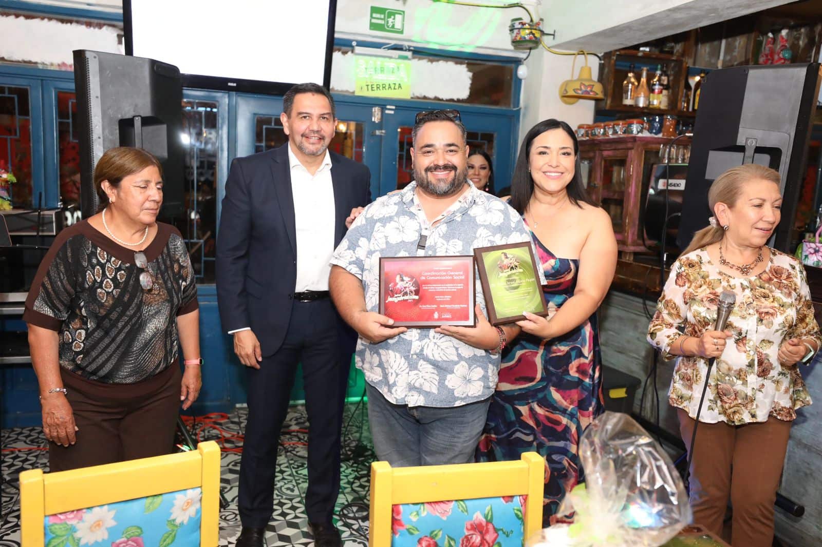 Reciben reconocimientos participantes en el festival Juangabrielísimo