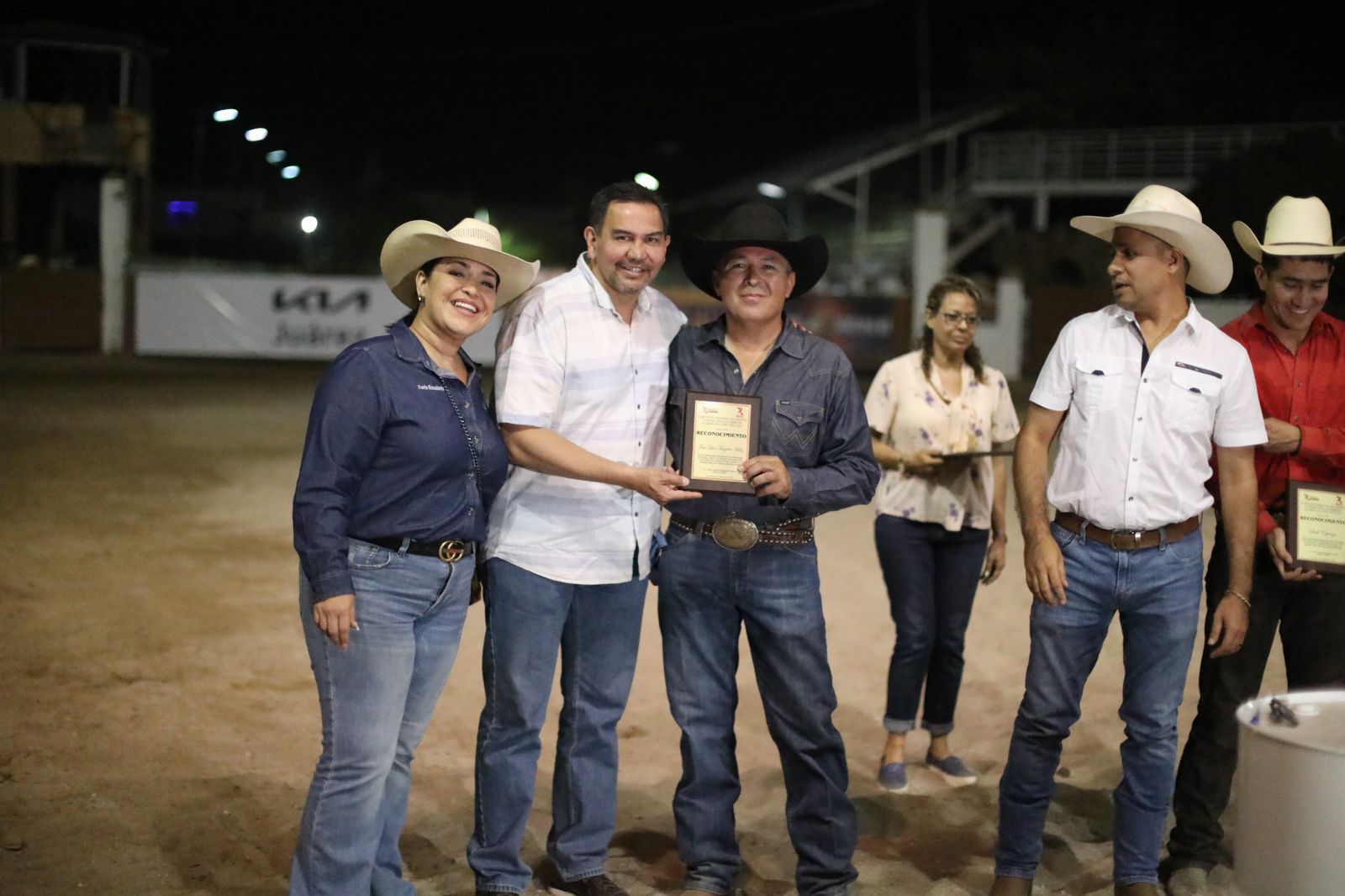 Entrega el Presidente Cruz Pérez Cuéllar reconocimientos a vaqueros destacados