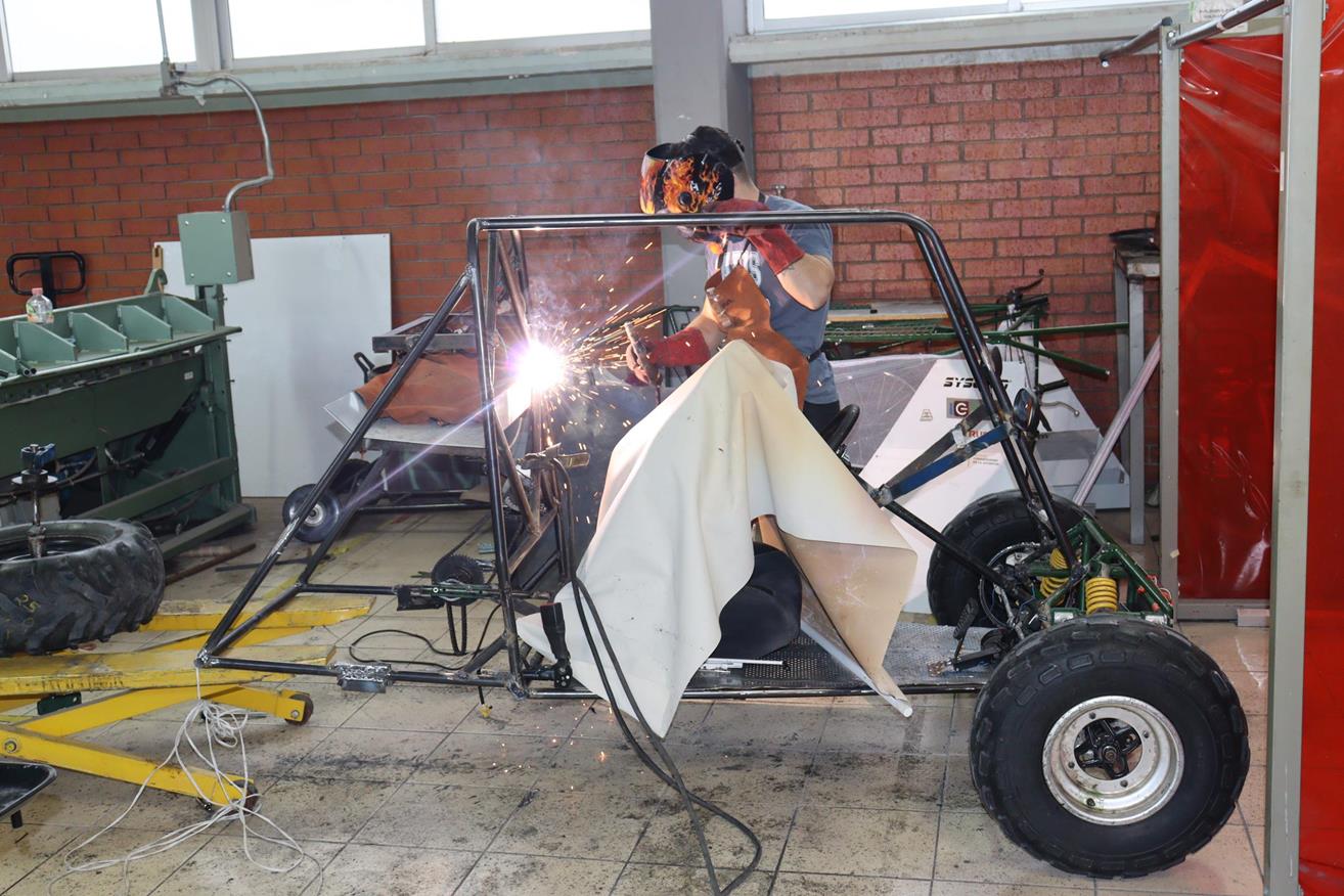 Diseñan estudiantes de la Universidad Politécnica prototipo de auto solar