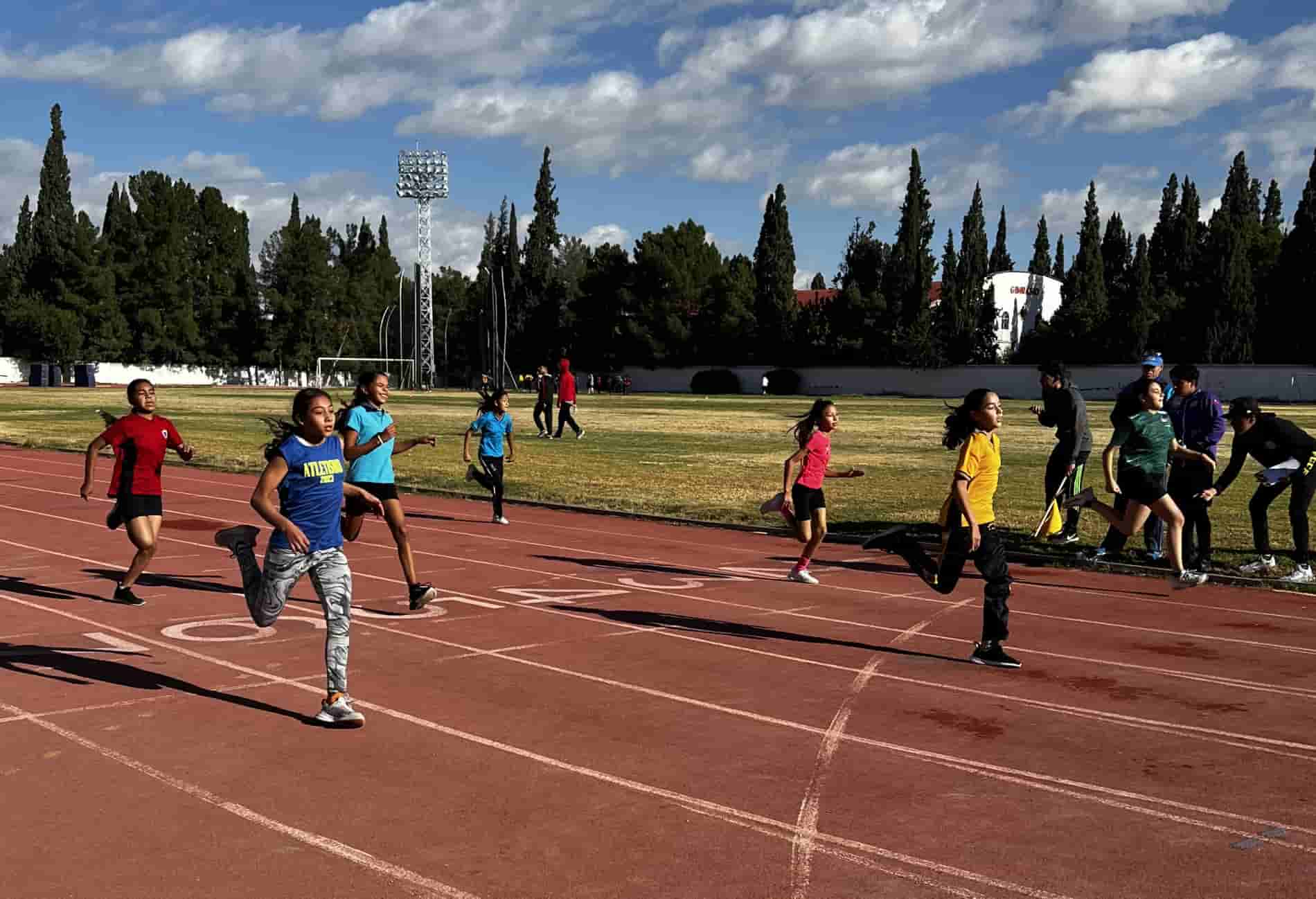 Participan más de 500 estudiantes de Primaria y Secundaria en Torneo de Atletismo
