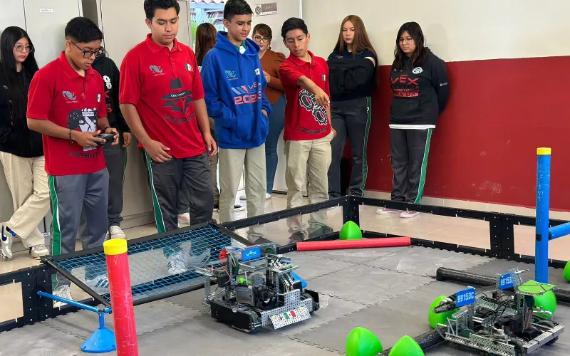 Se preparan alumnos del CECyTECH para torneos nacionales e internacionales de robótica